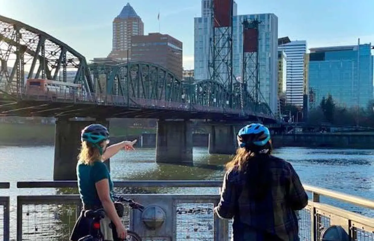ポートランドの公園と橋を巡る3時間の自転車ツアー