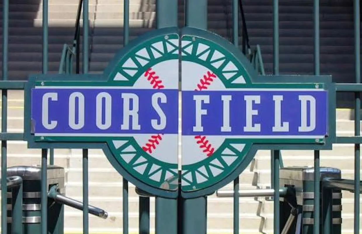 Trận đấu bóng chày của đội Colorado Rockies tại sân vận động Coors Field.
