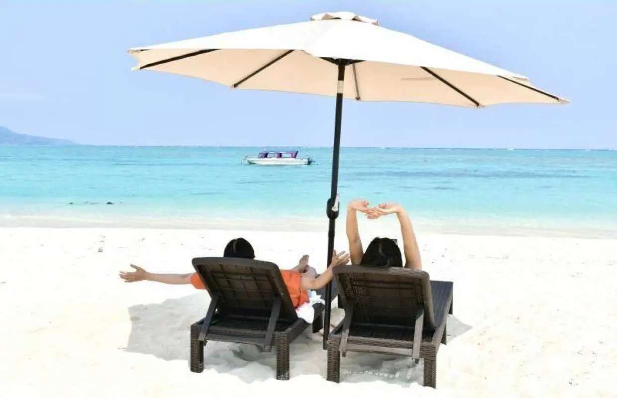 哈特纳海滩轻松登陆方案| 在风景优美的海滩享受充足的自由时光 ♪ 适合拍照的放松时光 | 提供遮阳伞和躺椅！