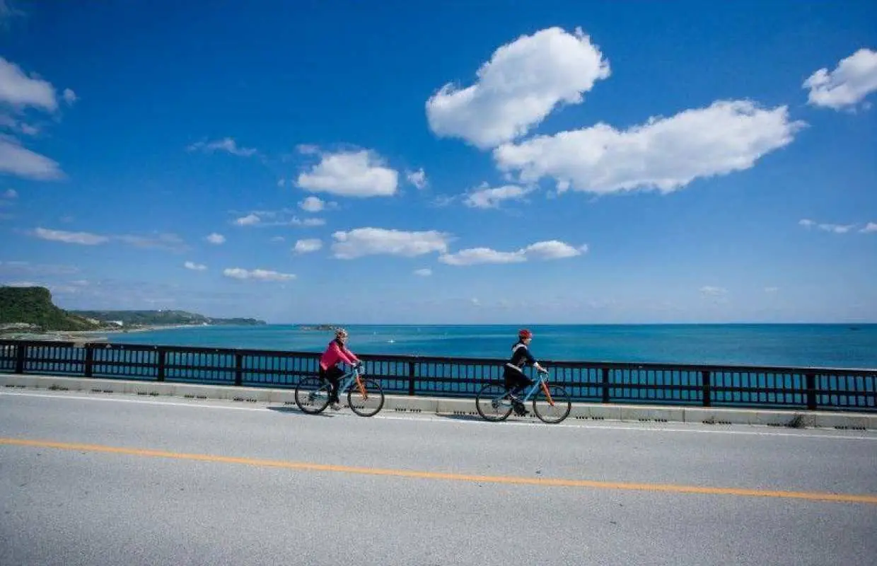Enjoy a scenic cycling trip along Uruma City's Kaichu Road and four remote islands (Henza Island, Hamahiga Island, Miyagi Island, and Ikei Island)!