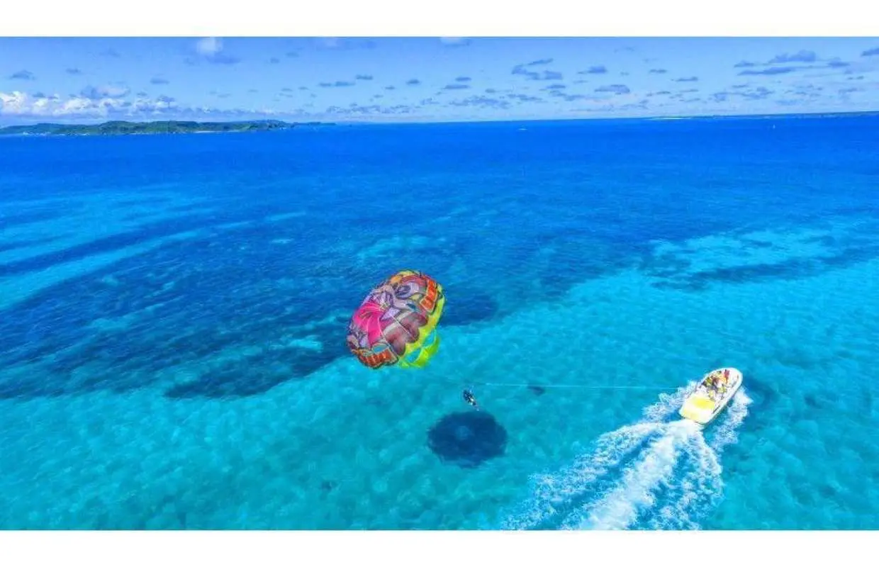 空と海を満喫！海中道路カヤック&パラセーリングの大満足ツアー