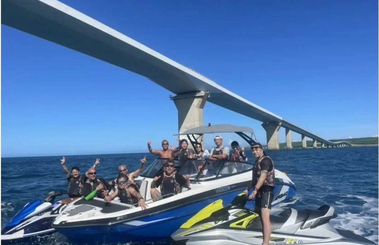 【沖縄・名護】１日完全貸切！！AR240ボート＆ジェットスキー！瀬底島&水納島プラン ！！マリンスポーツ遊び放題！！