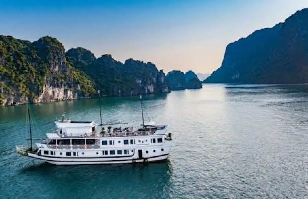 從河內出發，參加為期兩天的下龍灣遊船之旅，並在私人船艙過夜。