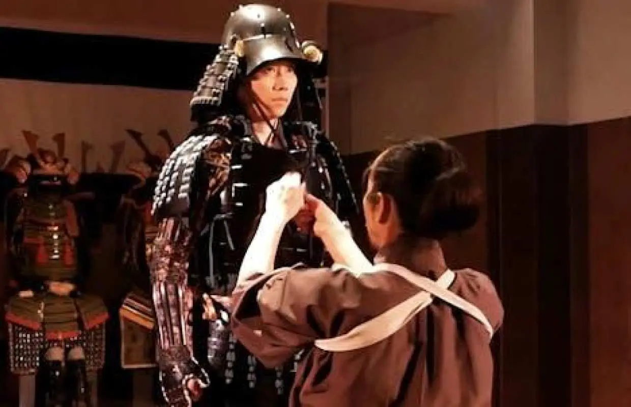 在东京武士剧院体验盔甲
