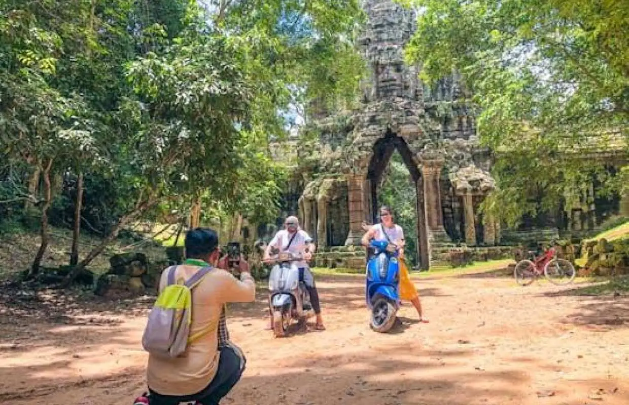 Chuyến phiêu lưu khám phá đền Angkor bằng xe Vespa