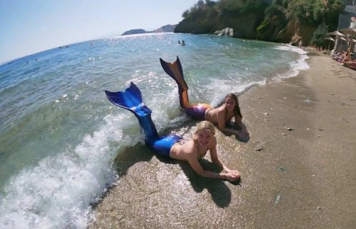 在阿吉亞佩拉吉亞體驗美人魚潛水課程