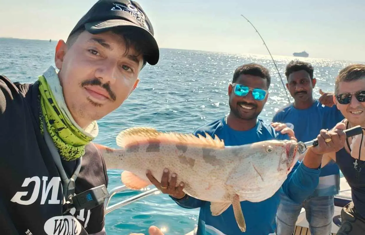 ドバイ：プライベート深海釣りツアー（釣った魚のバーベキュー付き）｜アラブ首長国連邦