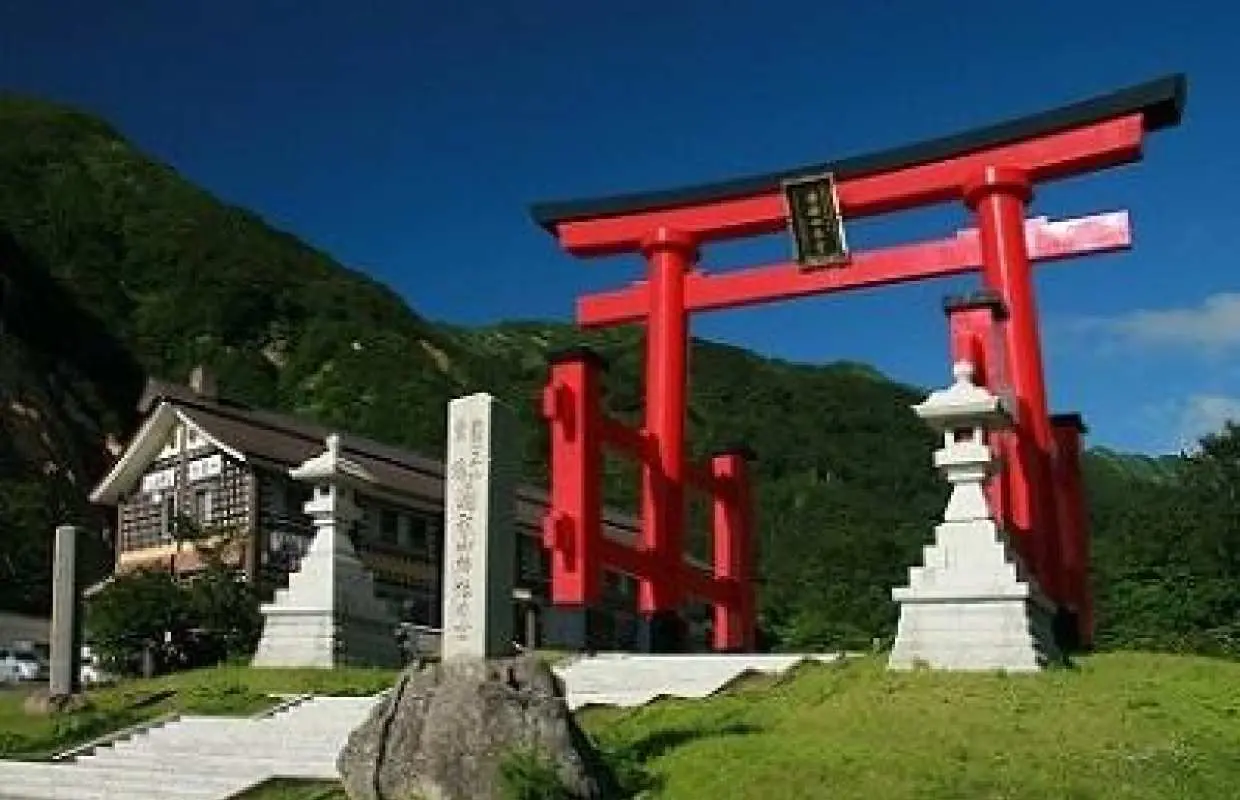 <迷你健行>“羽黑山、月山、汤殿山：前往东北地区著名能量圣地之一－出羽三山的神秘圣山朝圣之旅【从仙台站出发】”