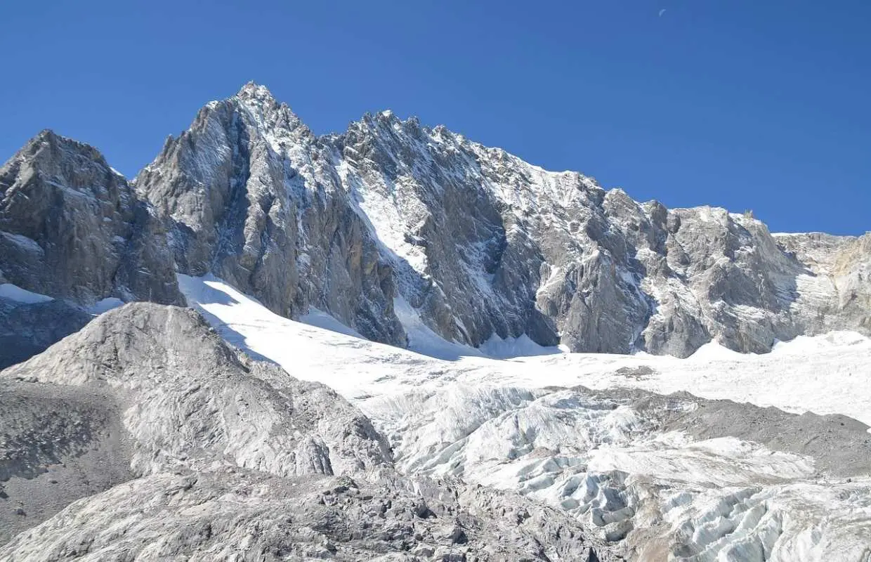 One-day tour of Jade Dragon Snow Mountain in Lijiang, Yunnan, China (Glacier Park/Blue Moon Valley/Includes oxygen cylinder, cold-weather clothing, and lunch)