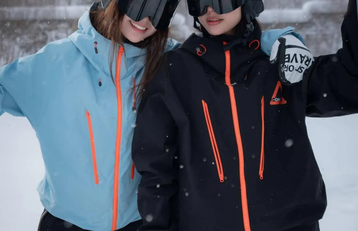 Hokkaido Sapporo Asarigawa Onsen Ski Resort Day Trip | Small group ski lessons + pick-up and drop-off service • Includes full equipment and lift ticket • Complimentary photography service