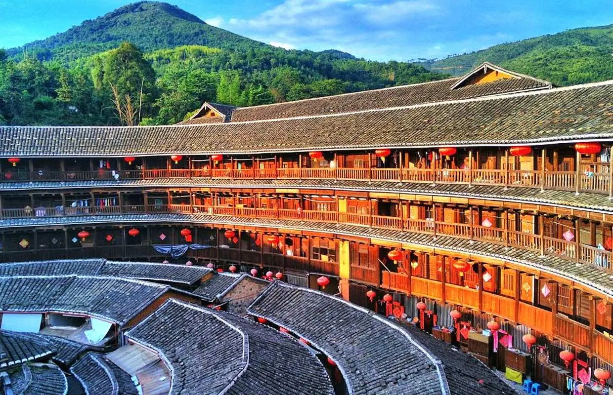 【5-8月福建高鐵純玩4日團】土樓文化＋鼓浪嶼海島＋泉州古城巡禮｜靈玲馬戲親子體驗｜全程入住五鑽酒店｜品味鮑魚宴+地道閩南美食