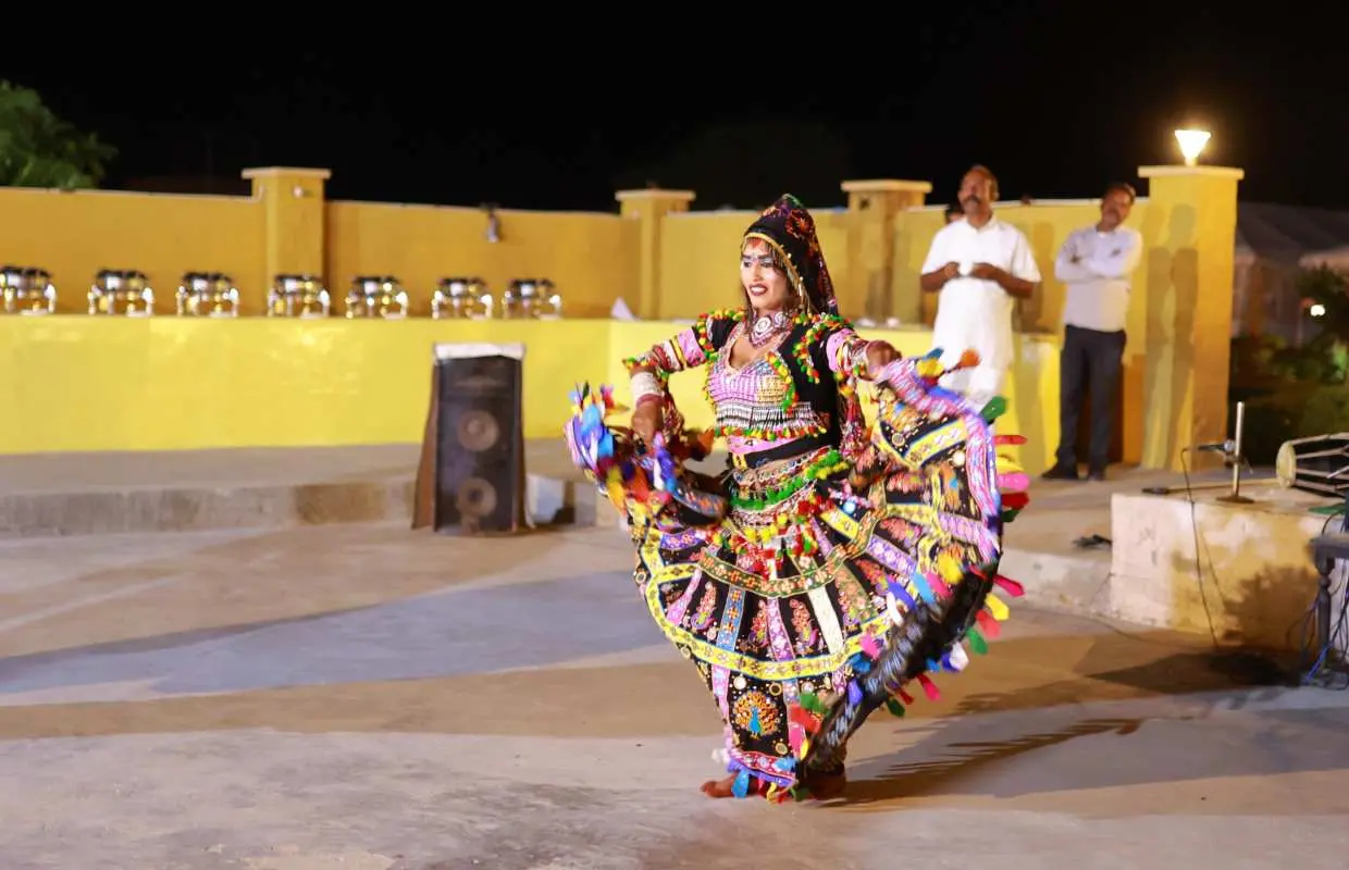 Jaisalmer: Jeep Safari, Camel Ride, Dinner and Folk Dance