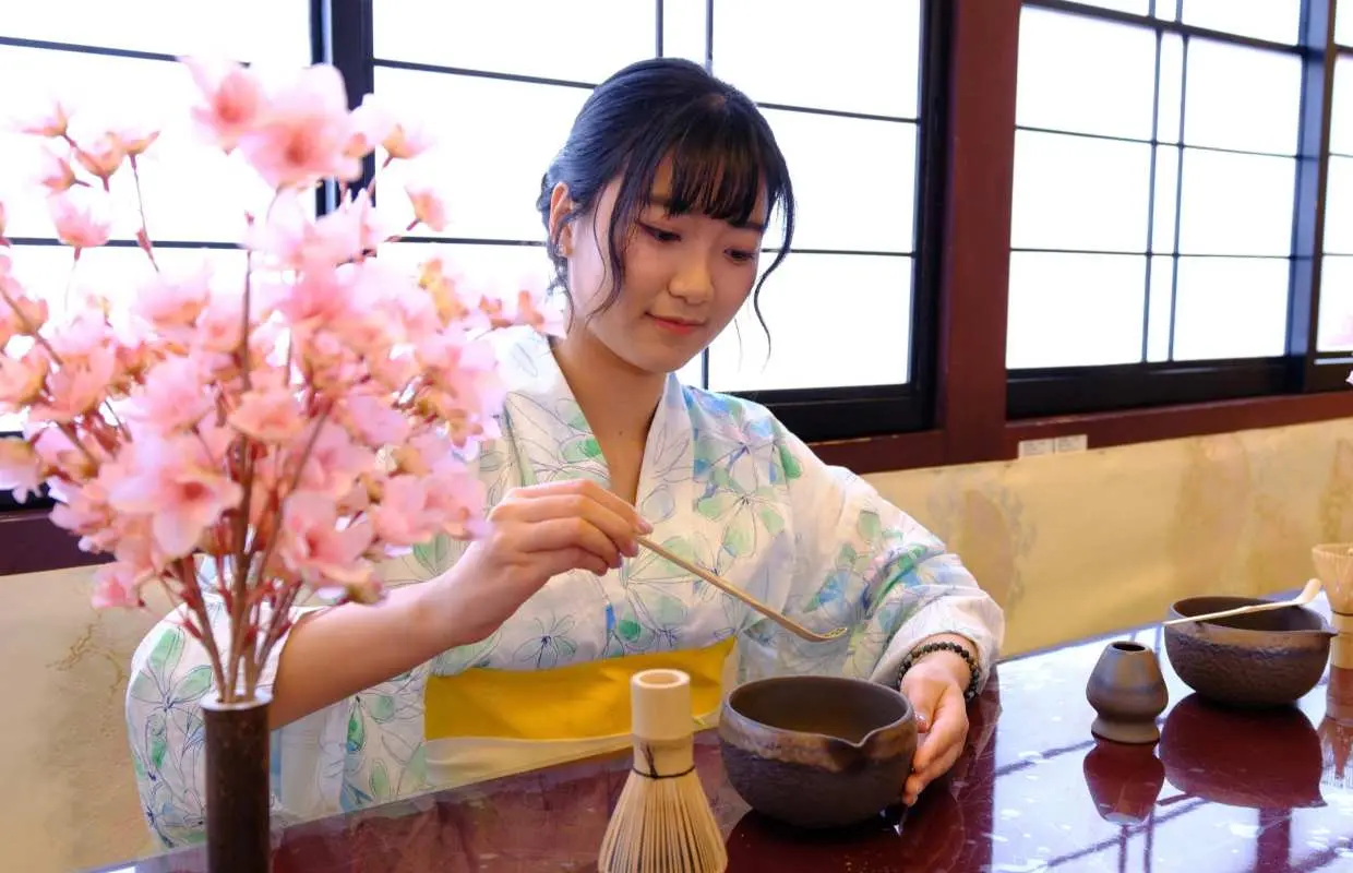 東京屋形船櫻花主題日間遊船｜茶道體驗 × 日式和菓子 × 現場三味線演奏