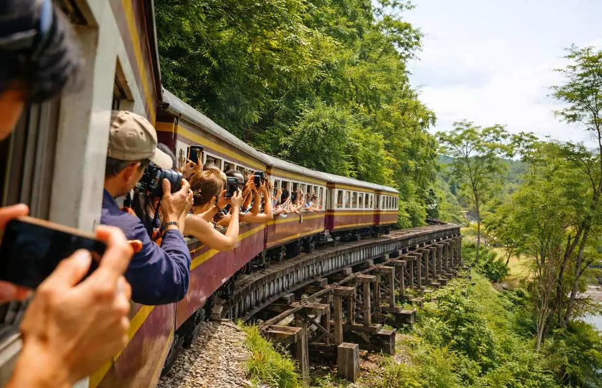 バンコク：カンチャナブリークウェー川橋と死の鉄道日帰りツアー