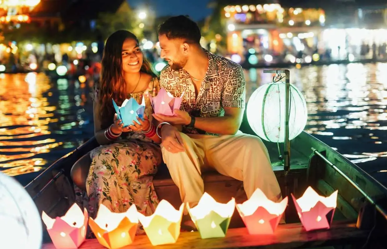 Hoi An: Golden Hour and Night Photoshoot with Guide