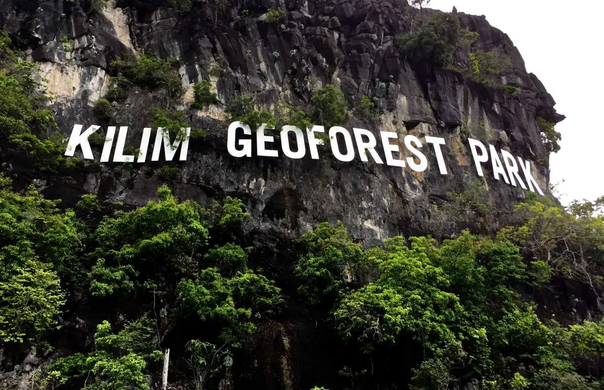 랑카위 킬림 지오포레스트 공원의 거대한 랜드마크. 울창한 맹그로브 숲 절벽에 흰색 글자가 선명하게 보이며, 자연 보호 구역 입구를 알립니다.
