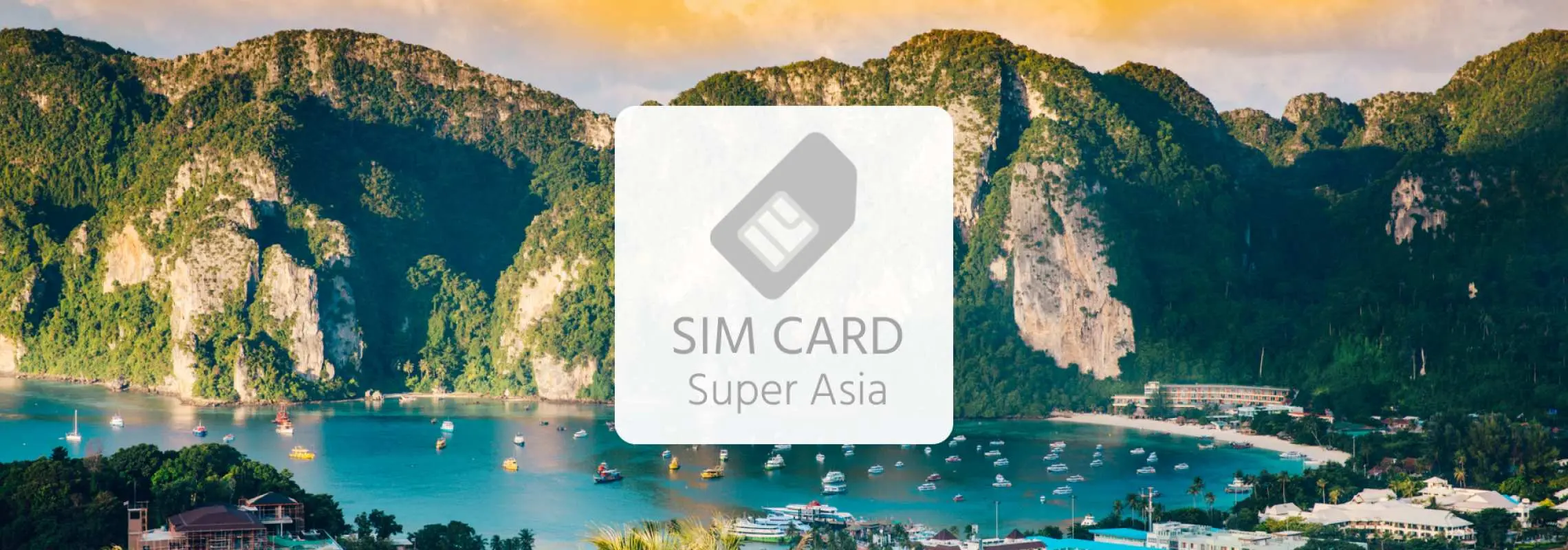美麗的東南亞海灣，鬱鬱蔥蔥的山脈與船隻，前景疊加「SIM CARD Super Asia」標誌，象徵在越南、新加坡、馬來西亞、印尼、泰國旅遊時能保持4G網路暢通。