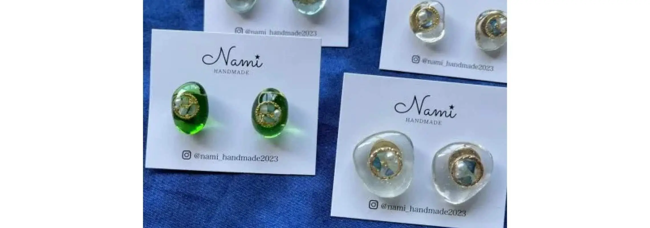 福井鶴雅海玻璃飾品體驗，四對手工製作的閃亮海玻璃耳環，有圓形及不規則造型，透明與綠色相間。