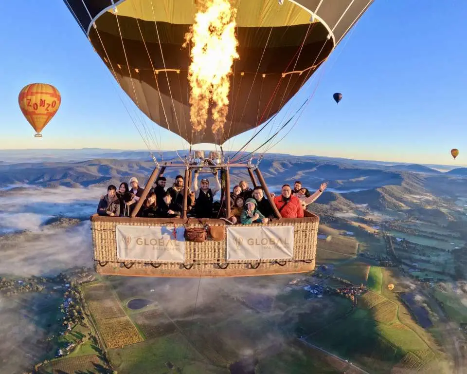 Air balloons 熱気球バスケット 熱気球 布製気球 木製バスケット 旅行テーマの保育園 スカイブルーホワイト 吊り下げ式保育園装飾 エアロスタット バルーンギフト - 日本