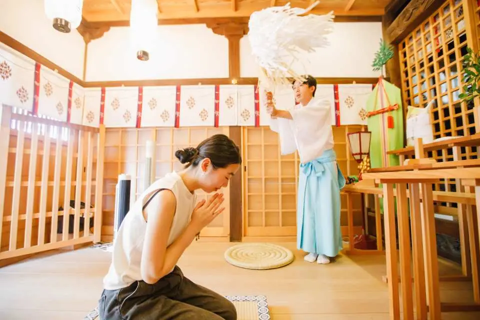 大阪でガラス工芸体験コース｜佐竹とんぼ玉作りと神社参拝体験 - KKday