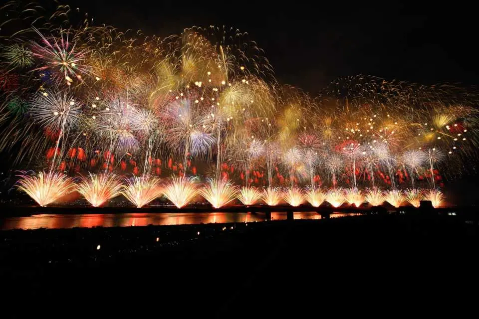 長岡花火2026｜新幹線往復+左岸専用マス席観賞+笹倉温泉「龍雲荘」宿泊