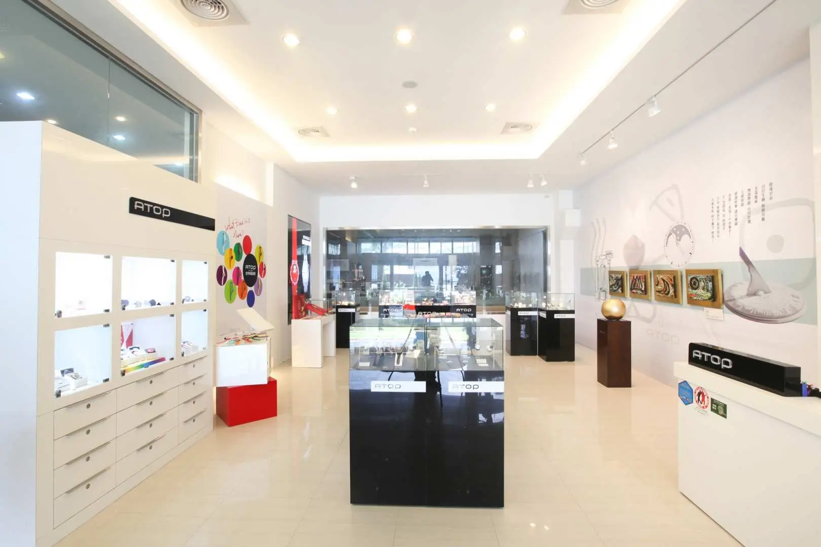 王鼎時間科藝體驗館寬敞明亮的室內展區，展示著各式精美鐘錶產品，結合現代設計與時間科普知識。