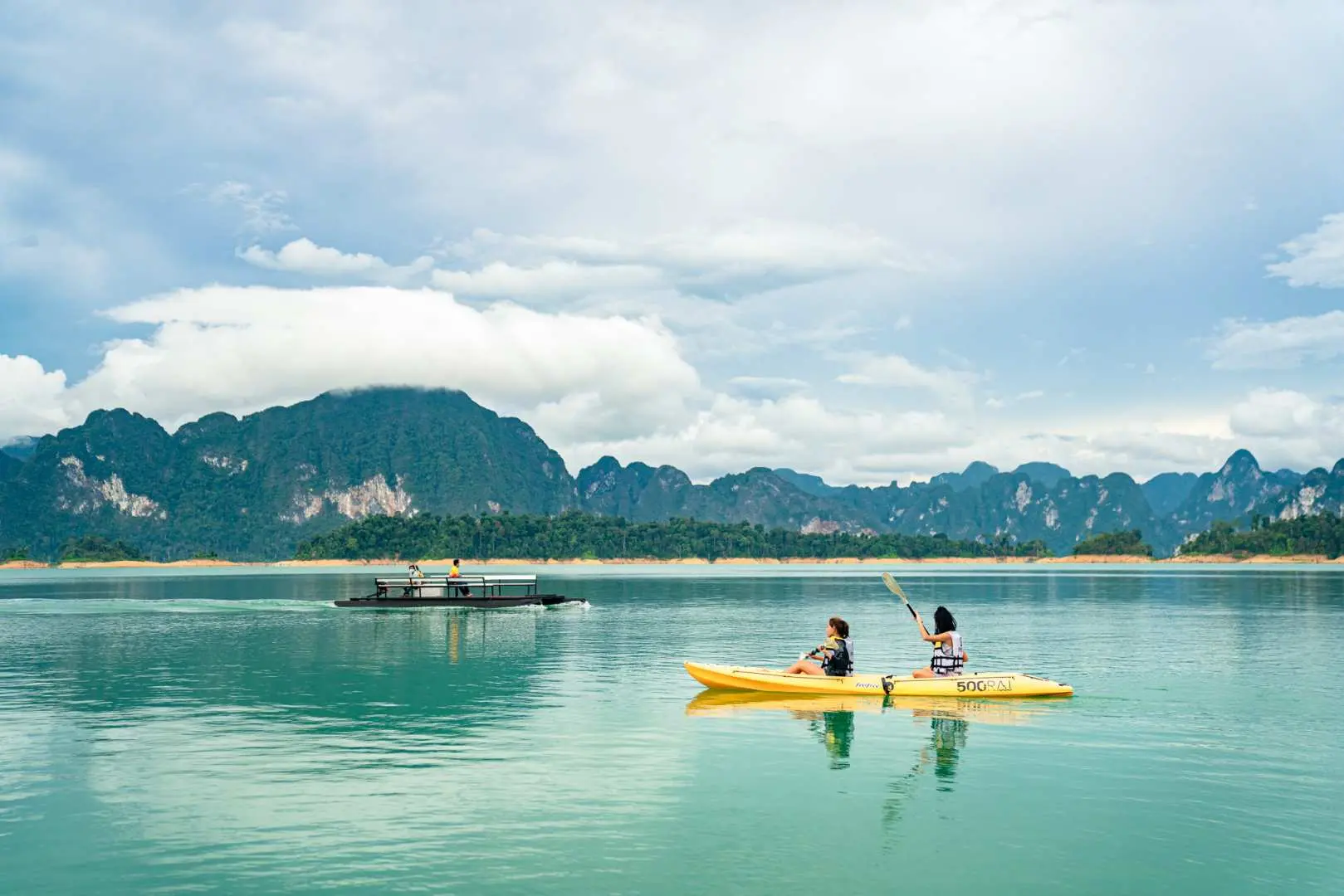 Wonder around with your self-paddle kayak around the lake