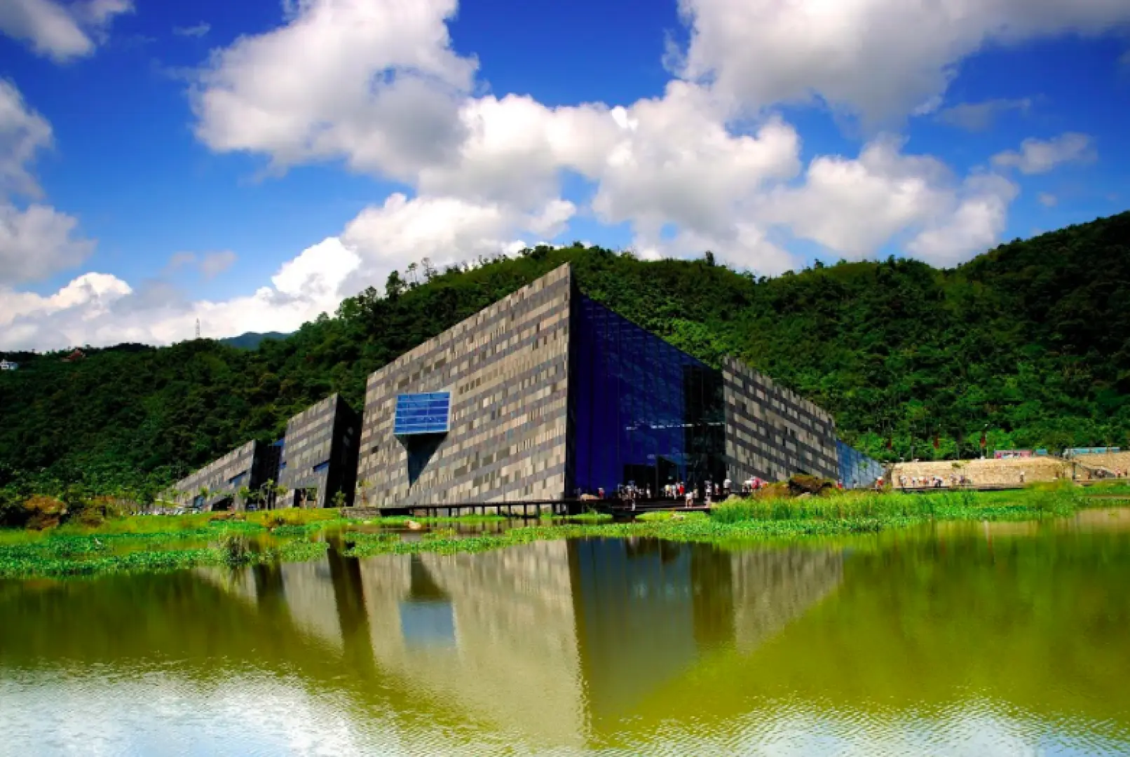 宜蘭蘭陽博物館獨特建築外觀倒映湖面，周圍綠意盎然，展現其作為知名地標的人文與自然景觀。