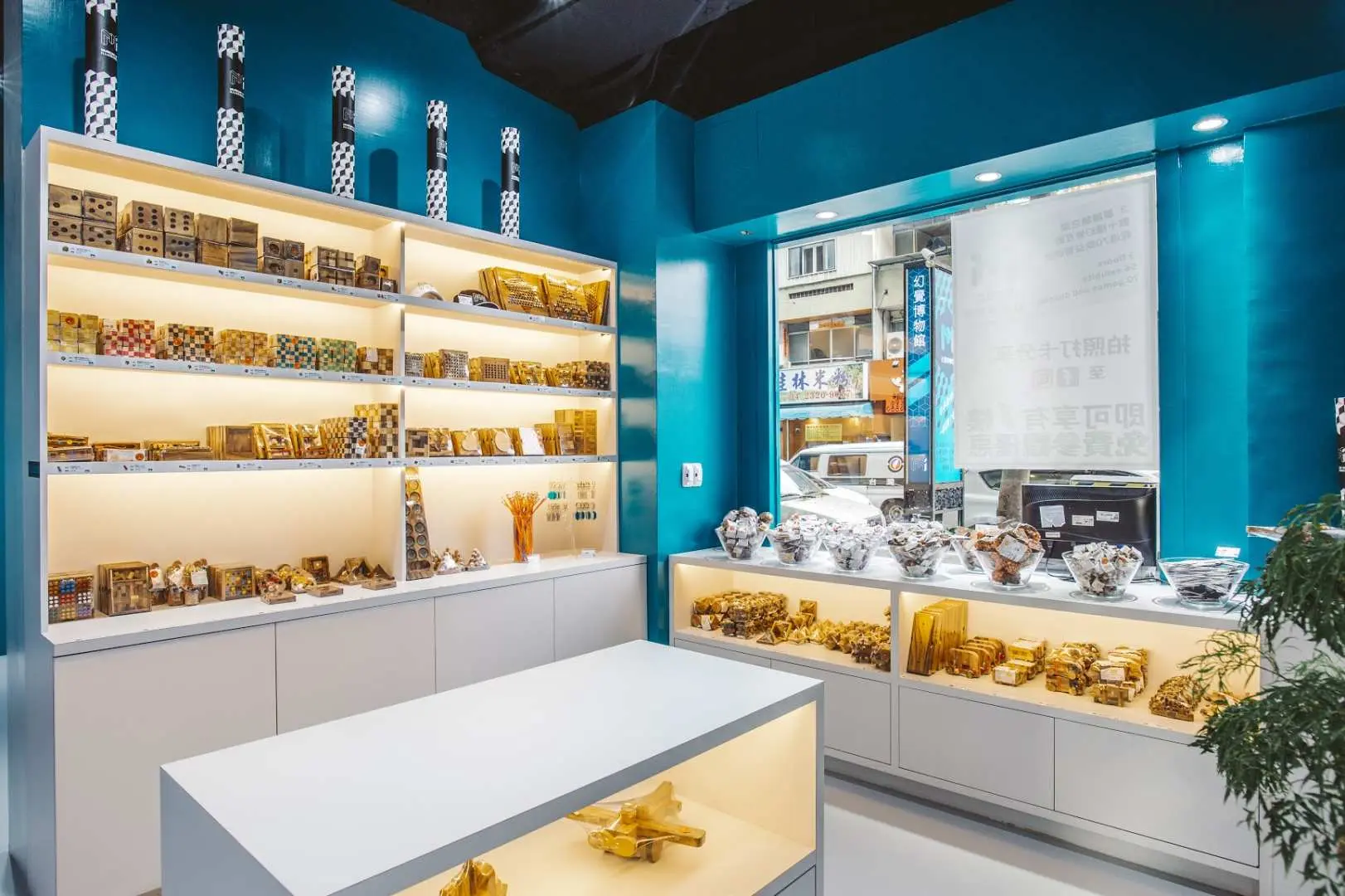 台中幻覺博物館內的紀念品店，展示各種益智玩具、文創商品與特色禮品，適合選購親子伴手禮。