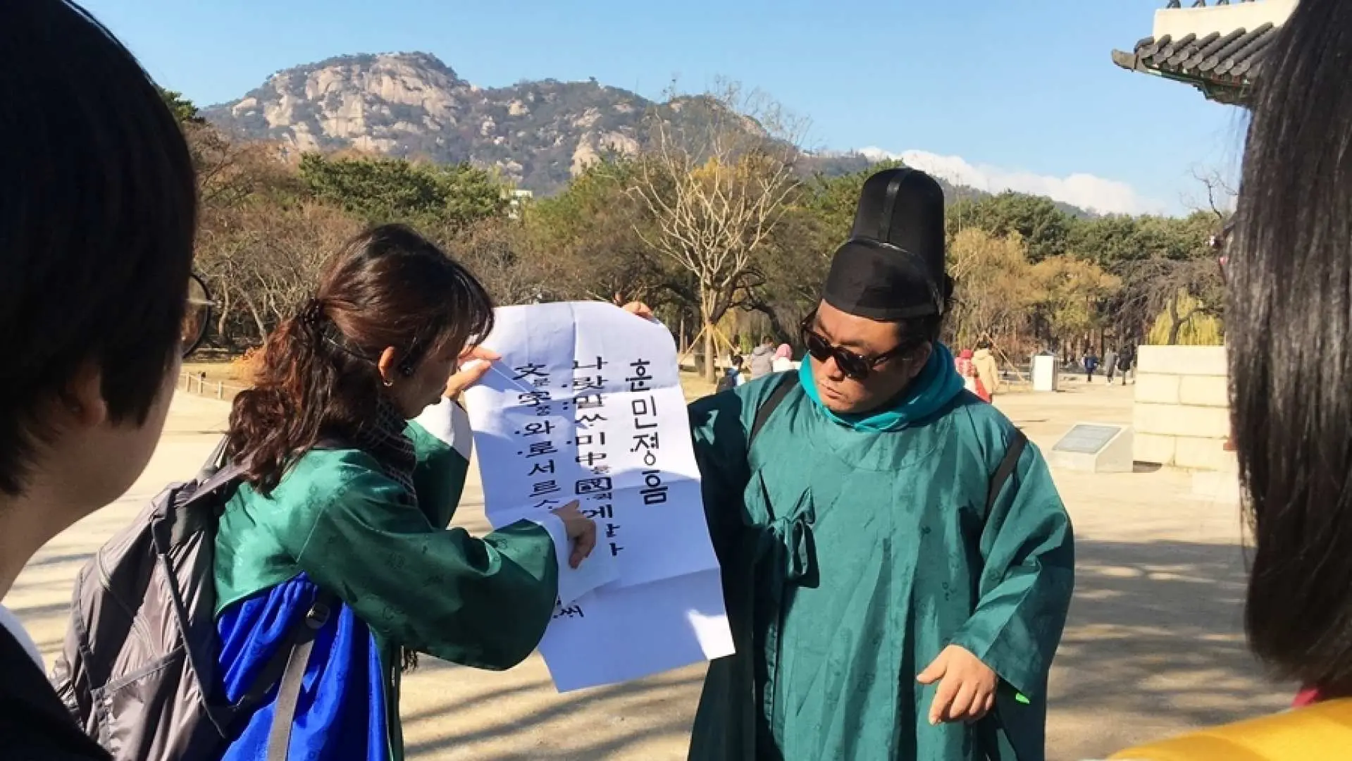 궁궐의 모든 것을 꿰뚫고 있는 쏭상궁님을 따라 다양한 미션을 수행하며 궁궐 출입 신분과 자격을 획득하자!