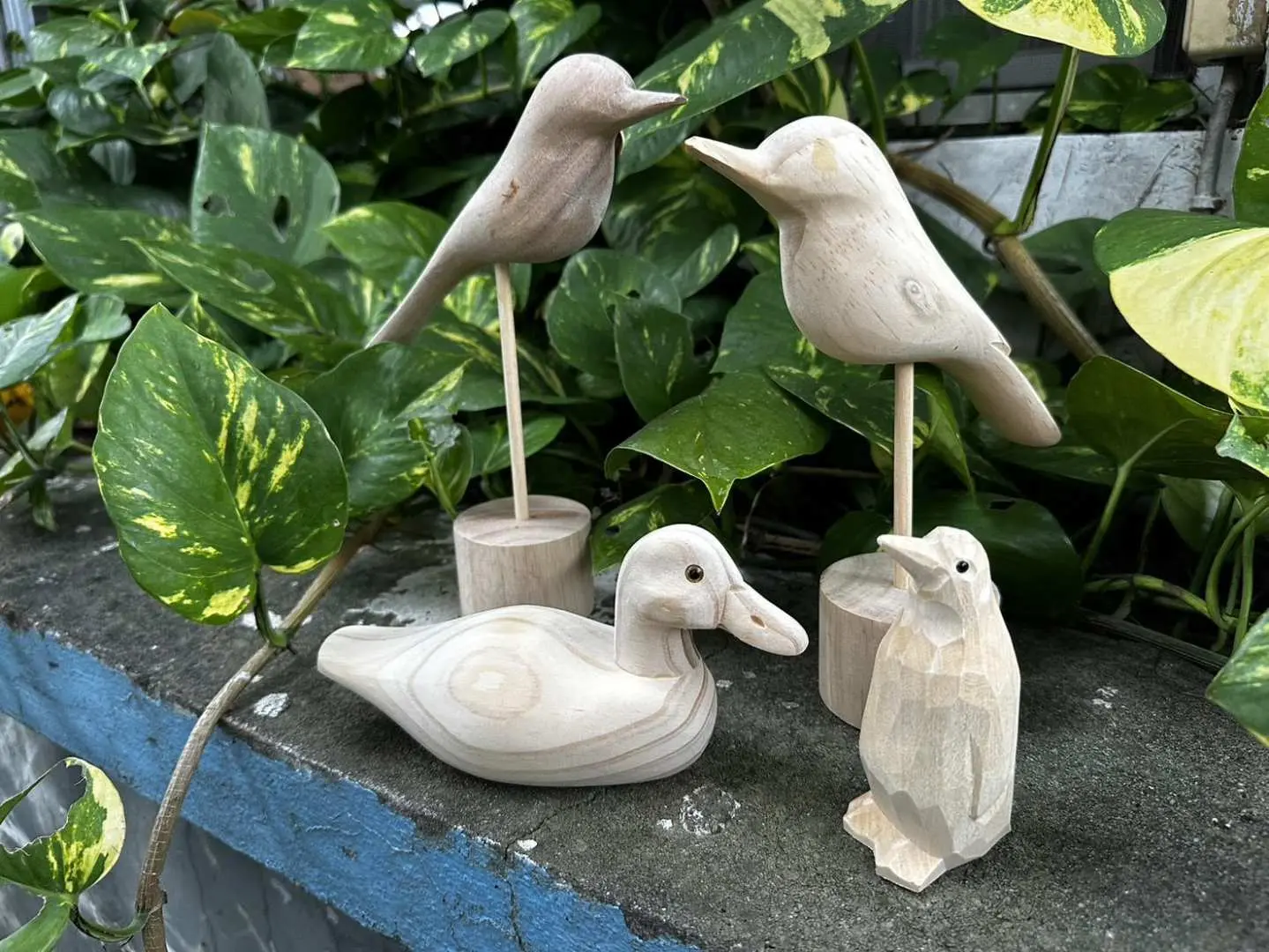 苗栗三義鴨箱寶未彩繪木雕作品近景，包含鴨子、小鳥、企鵝等多樣素坯，展示DIY體驗的可愛選擇。