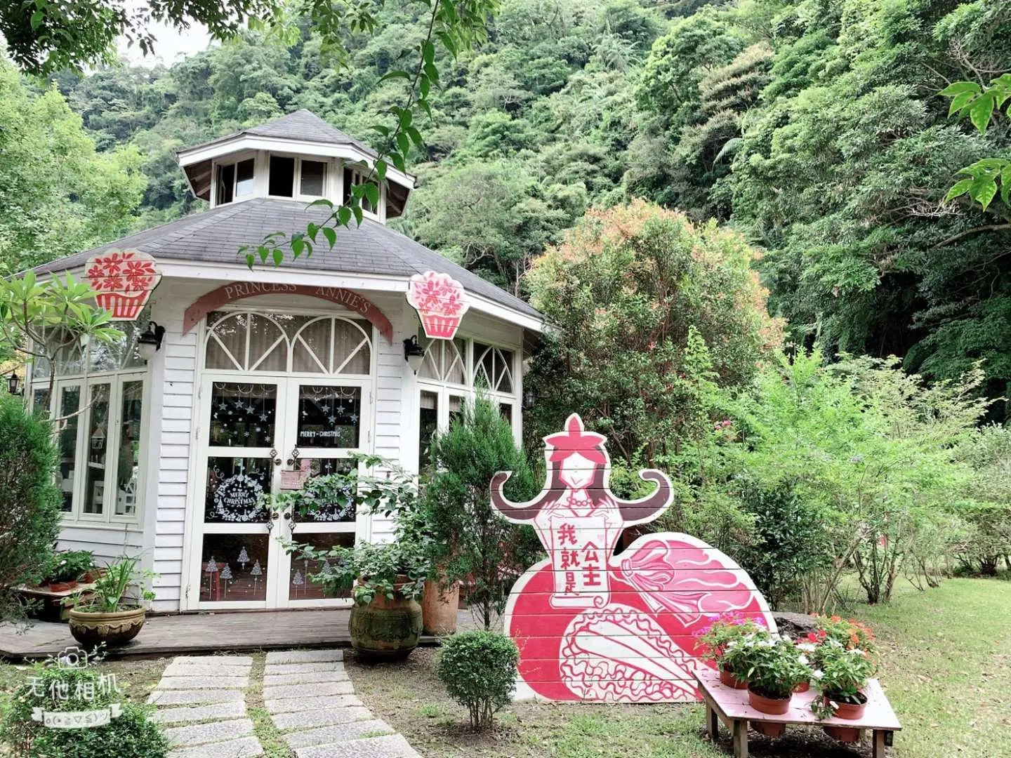 安妮公主花園經典歐式建築，搭配精緻庭園與特色裝置藝術，是台中森林漫步一日遊中不可錯過的浪漫景點。