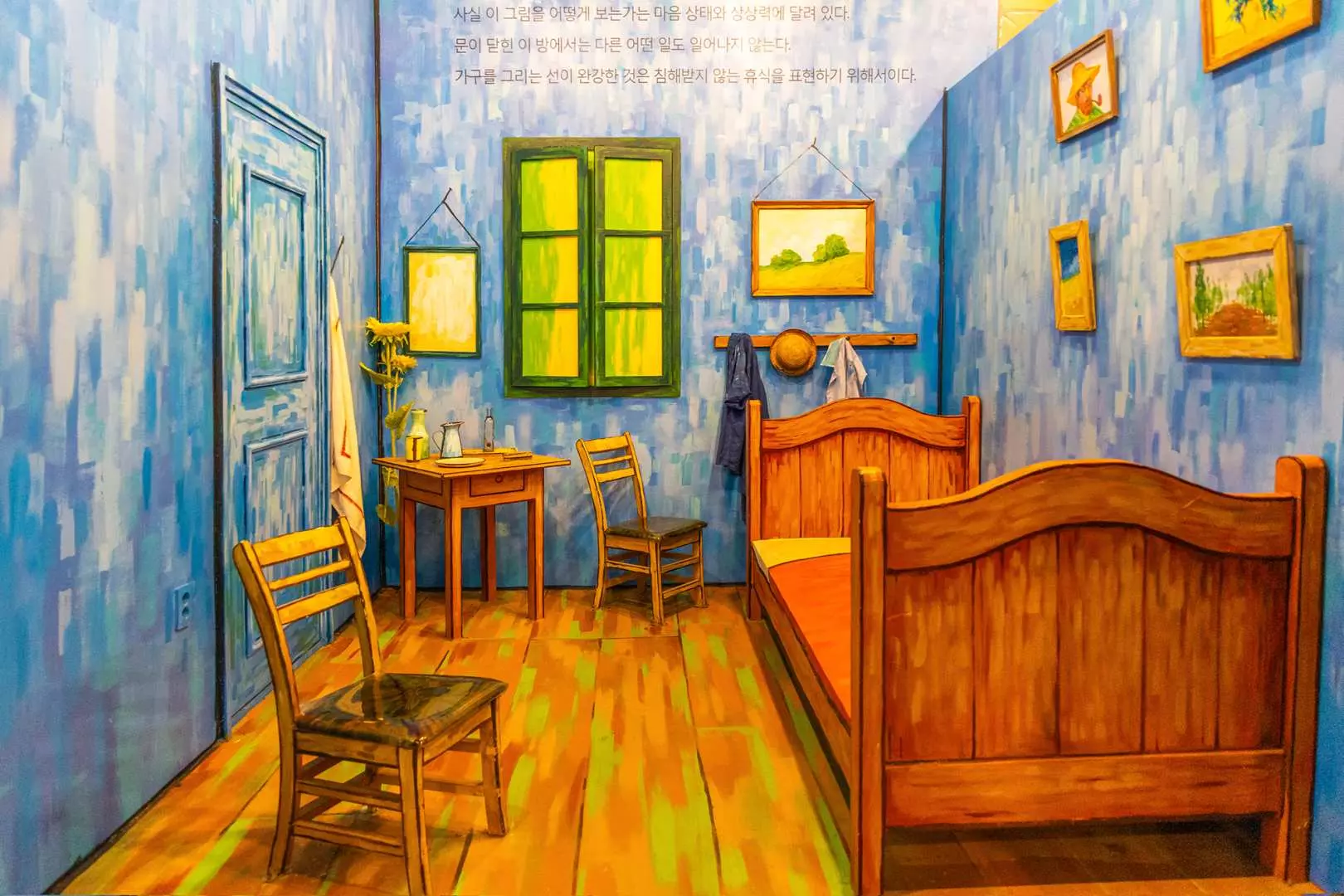 濟州梵谷花園內，模糊的藝術展區拼貼，展示多樣的梵谷主題視覺效果和沉浸式藝術體驗，誘發好奇心。