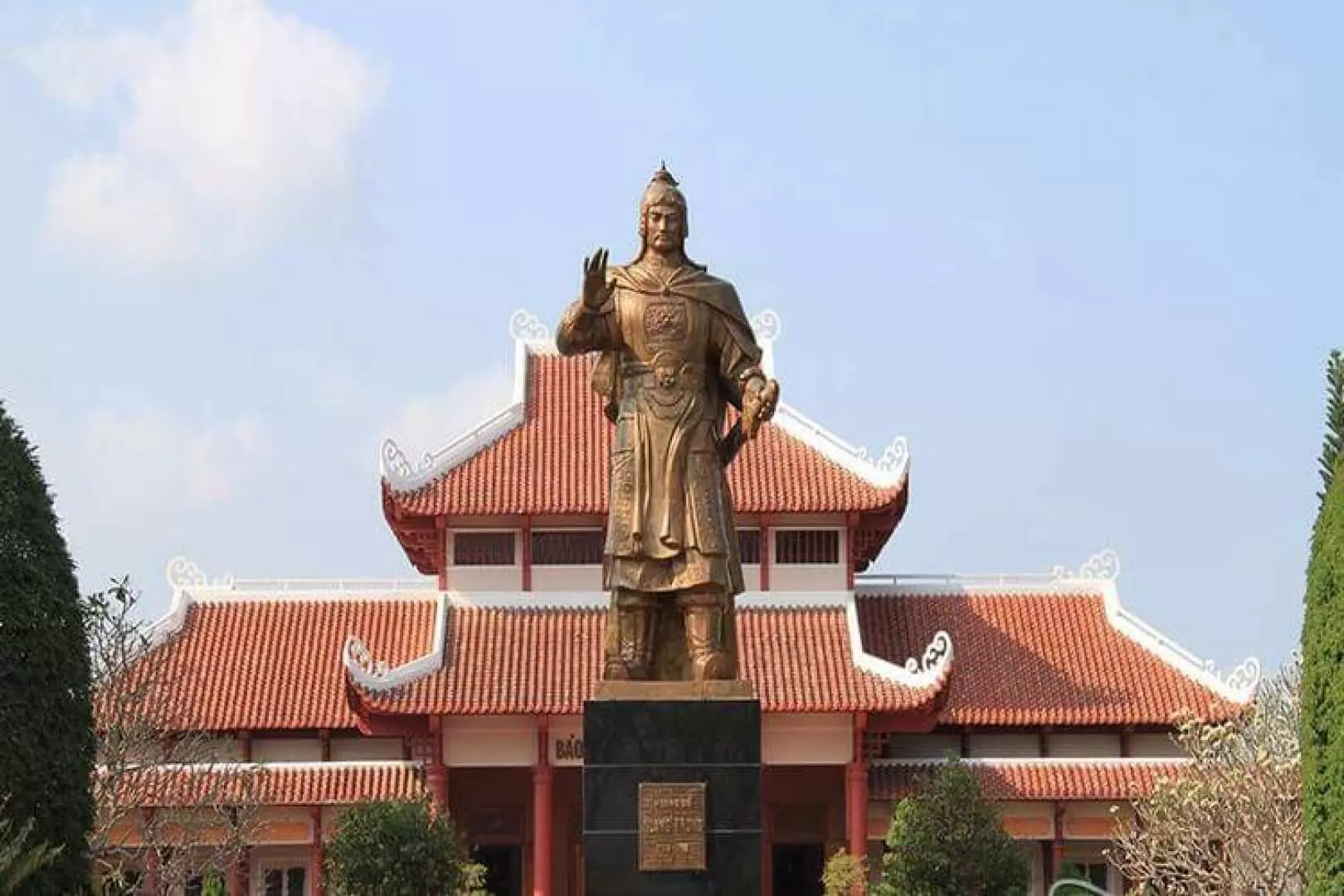 參觀 Quang Trung 博物館，該博物館收藏了西山革命和 Quang Trung 皇帝整個發展過程中的數千件材料和手工藝品。