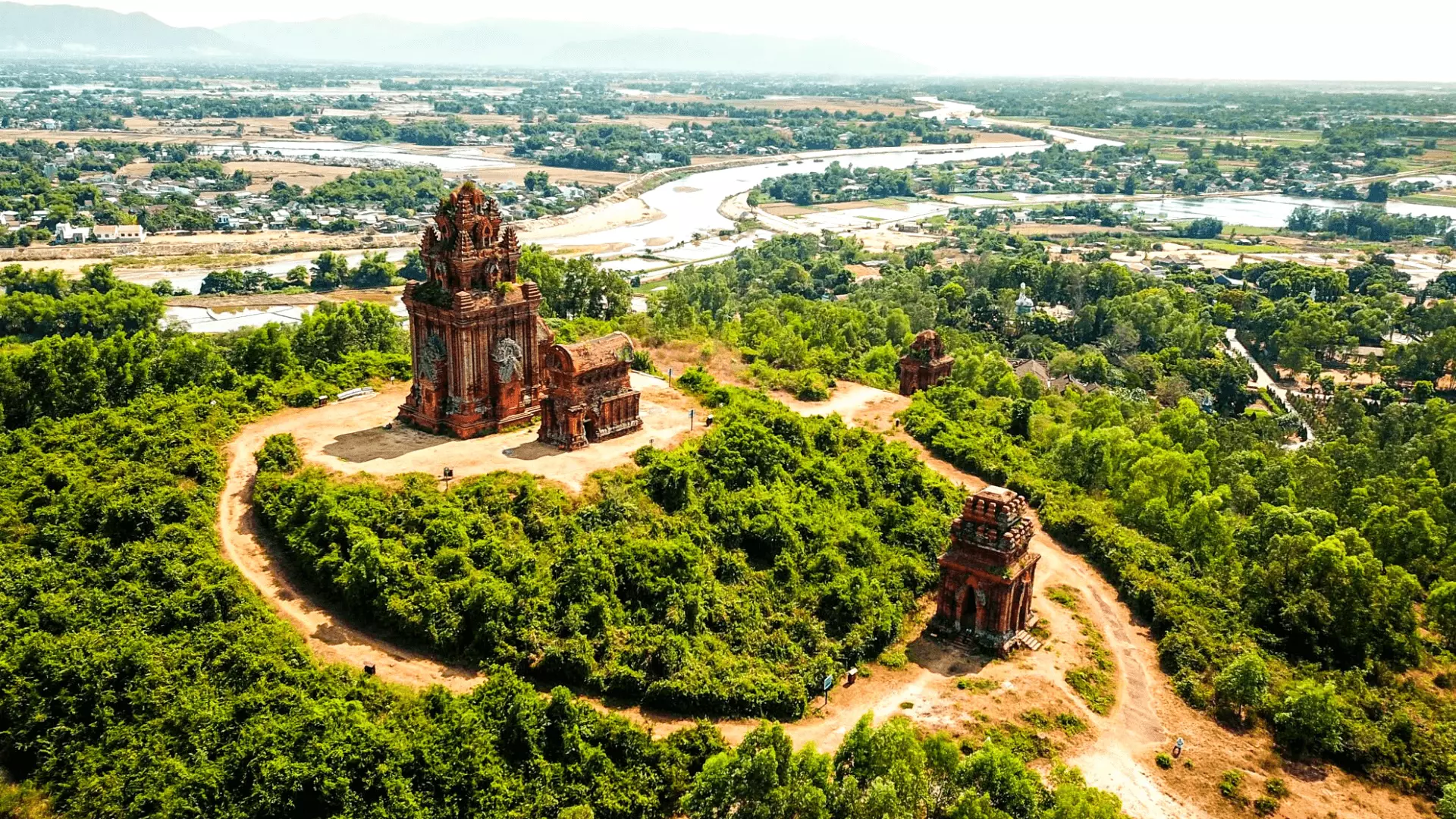 出發參觀Banh It Tower。