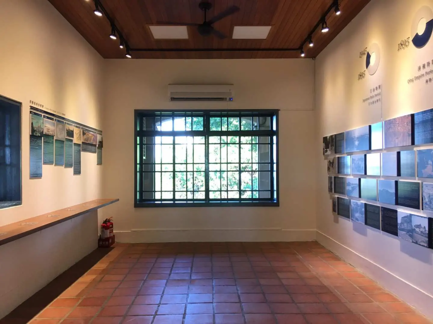 安平古堡博物館內明亮的展覽空間，牆上展示豐富的歷史圖片與說明文字，提供遊客深入了解台南古蹟的演變過程。