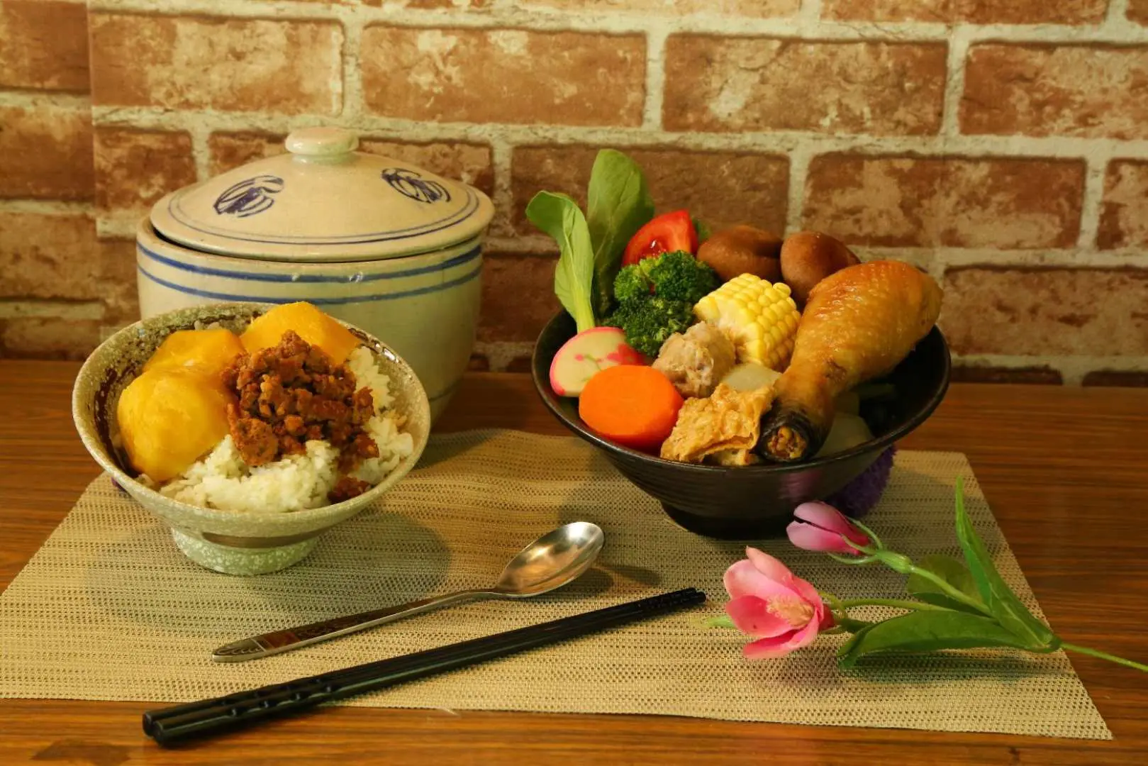 台北內湖東林草莓園豐盛的農家午餐，包括美味米飯、有機蔬菜與雞腿，享受採摘後的在地美食體驗。