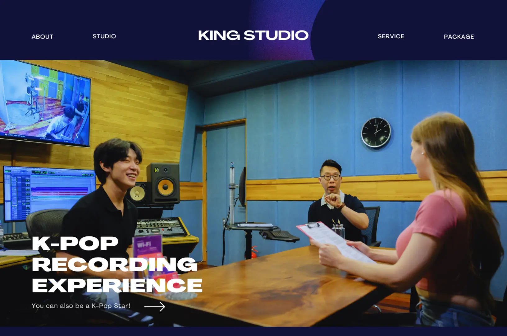 首爾King Studio韓流錄音體驗，專業製作人與遊客在控制室討論音樂製作，展現國際遊客實現K-Pop夢想的機會。