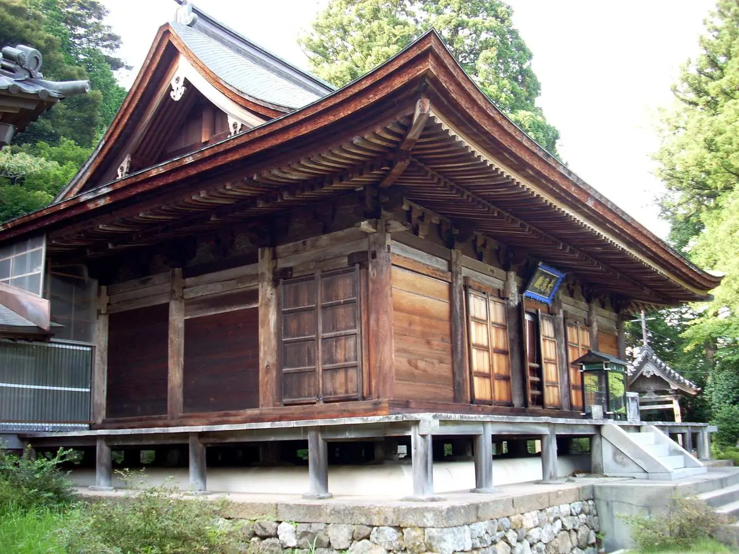 兵庫・城崎温泉にある温泉寺の荘厳な木造建築。歴史を感じさせる瓦屋根が特徴で、きのパで訪れるべき文化財です。