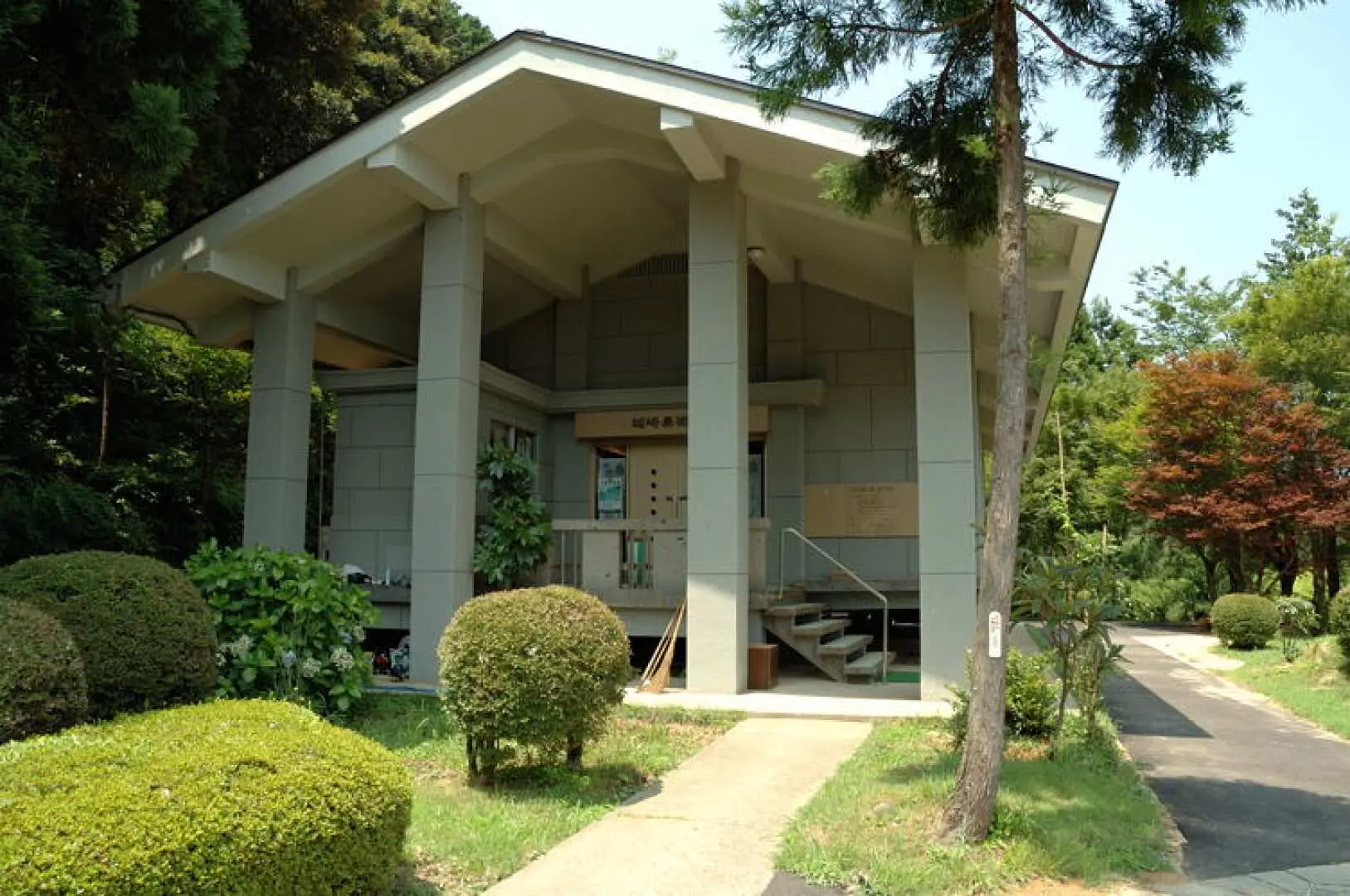 緑豊かな城崎温泉に佇むモダンな建物。文学館または観光案内所と思われ、Izukinopaパスで気軽に訪問可能。
