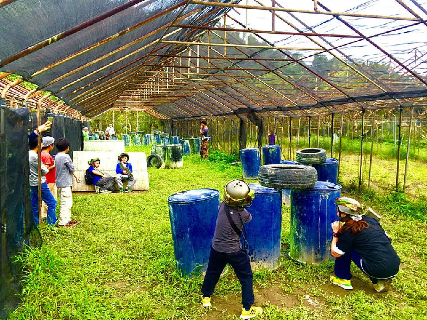 台北鐳戰射擊體驗中，玩家們在充滿掩體的戶外競技場裡進行激烈的雷射槍戰，享受安全又刺激的親子同樂時光。