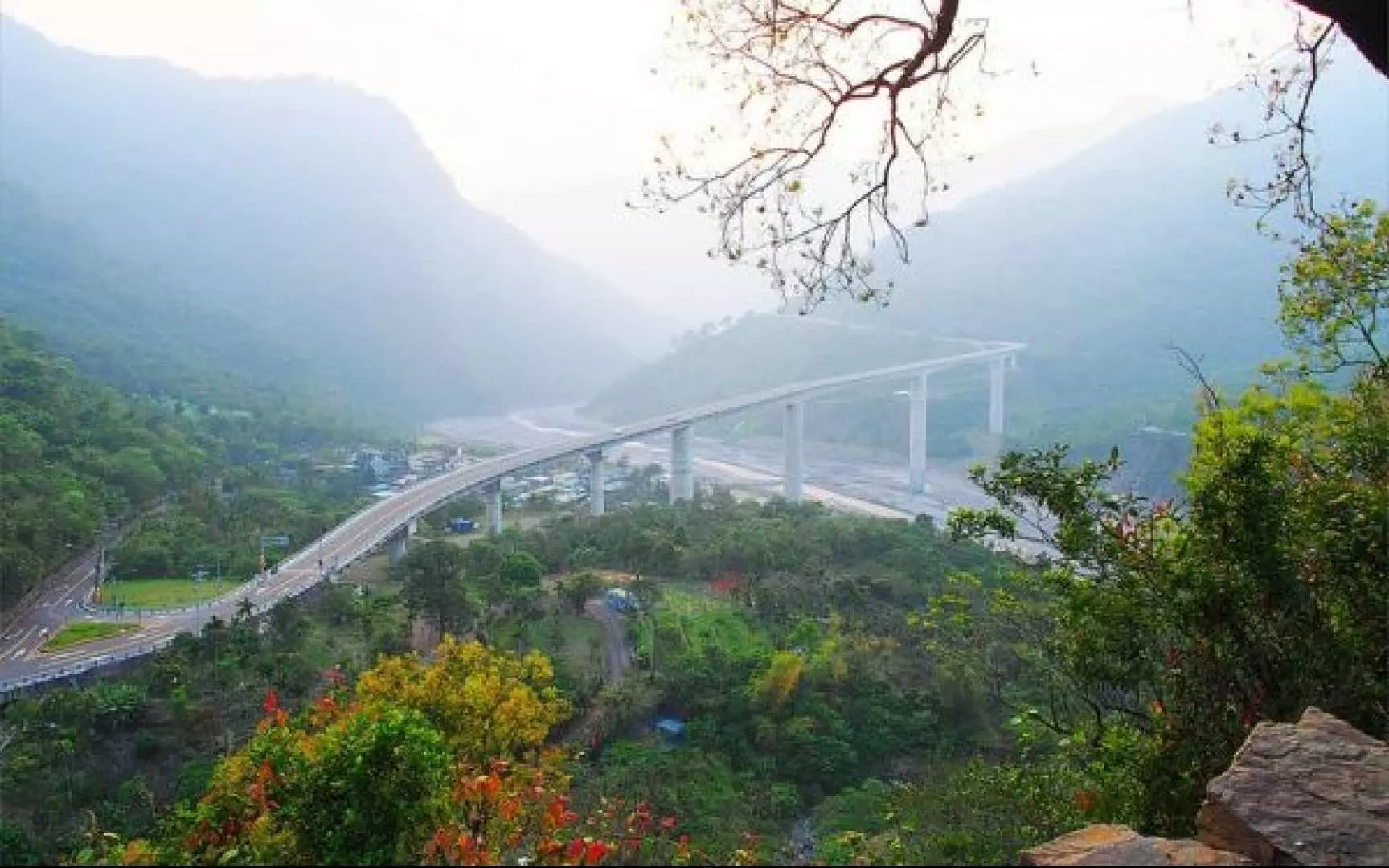 "Wutai Guchuan Bridge" is the gateway to the Guchuan tribe in Wutai Township, and it is also the only external bridge connecting with the residents of Wutai Township and Sandimen Township. Formerly known as No. 1 Bridge, it is the gateway to the Guchuan tribe in Wutai Township, Pingtung County. The old bridge was destroyed by the 88th typhoon, so the Wutai Guchuan Bridge was rebuilt. The total length is 654 meters, the width is 10 meters, and the two-way single-lane configuration. Among them, the most amazing part is that the bridge is 99 meters high from the foundation pile to the bridge deck, about 33 stories high, which is currently the highest bridge in Taiwan.