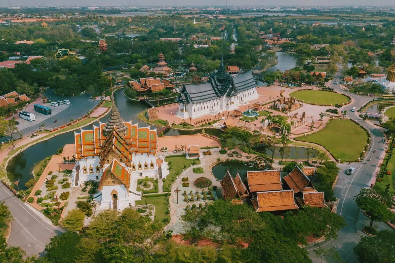 バンコクの古都76州の鳥瞰図。タイ各地のランドマーク建築物のミニチュアを展示しており、一度にタイ文化の粋を堪能できます。
