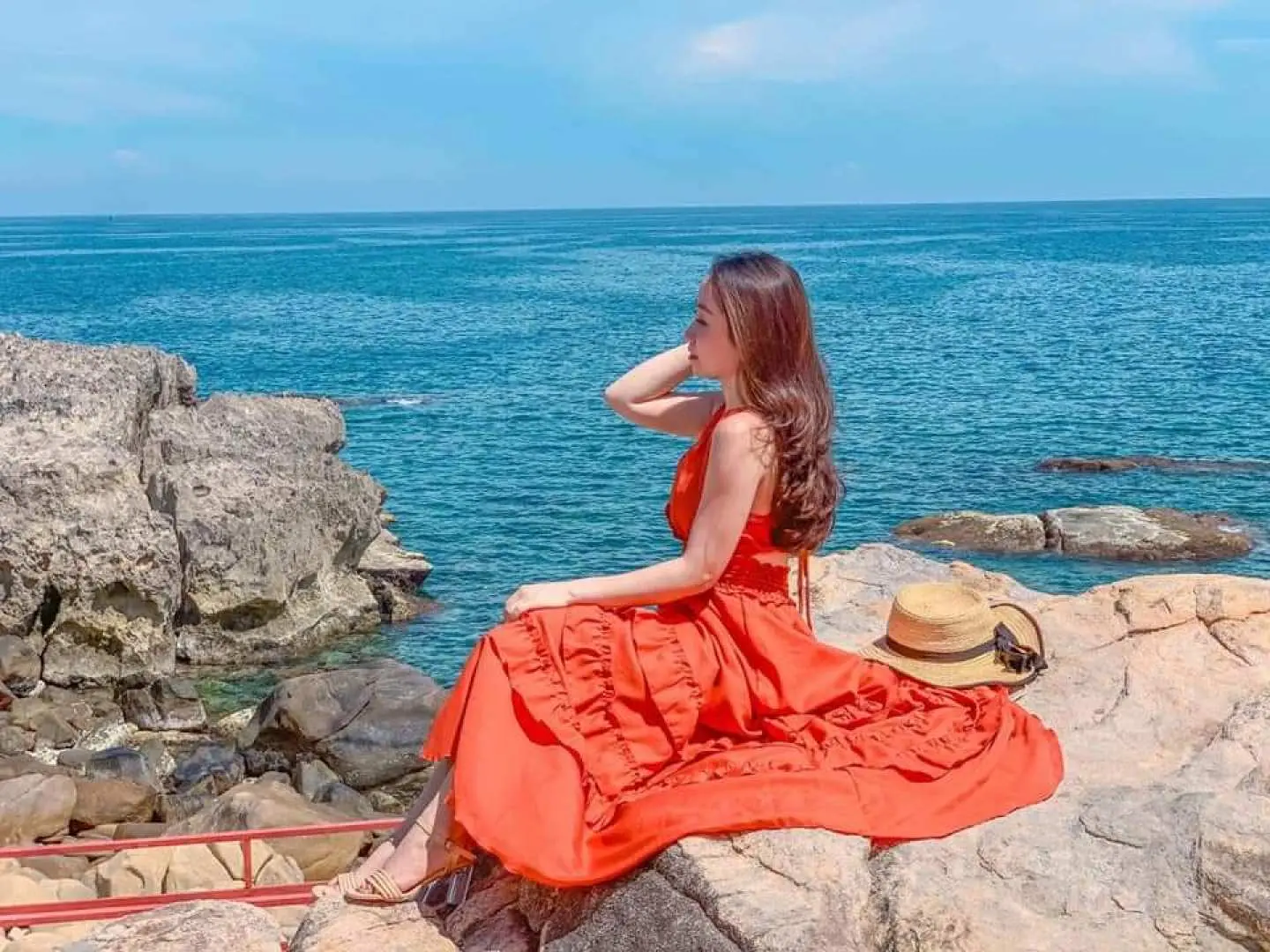 Đoàn đến Bãi Kinh – Bình Hưng tham quan và tắm biển. Tại
đây, quý khách được sử dụng áo phao, kính bơi miễn phí, nước biển ở đây trong có thể nhìn thấy đáy, nước biển nông sóng biển lăn tăn, phù hợp cho gia đình vui chơi tắm biển.