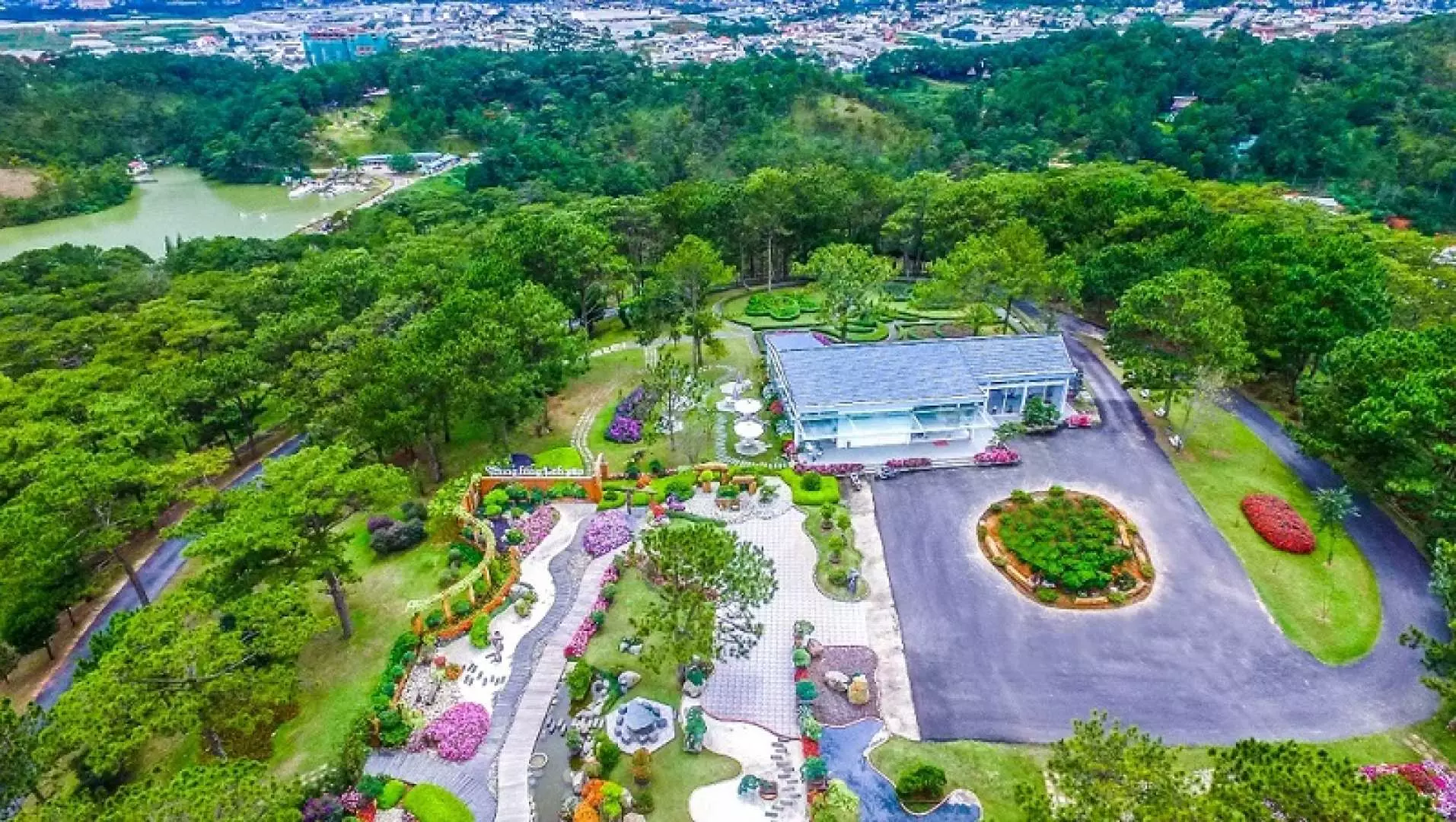 享用越南三地美食自助午餐。午餐后，是时候继续探索和捕捉有意义的回忆了。