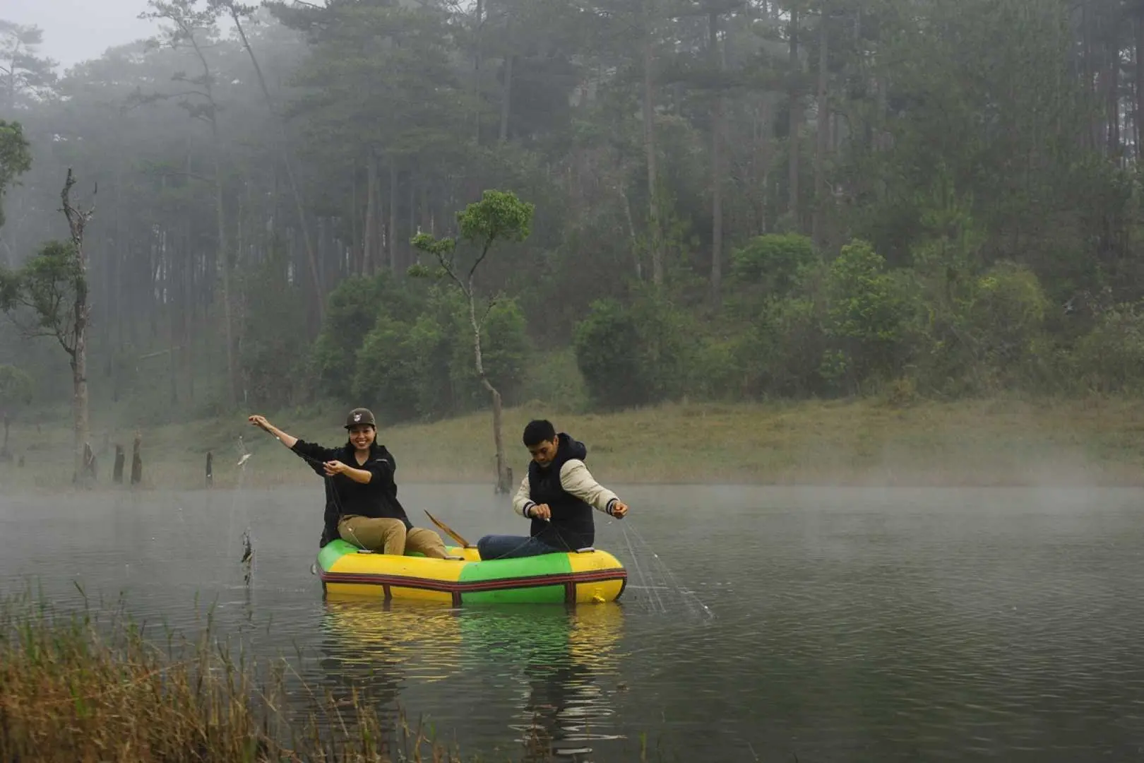 Arrive to Nam Qua, You will be given a SUP boat, life jacket and experience boating on Tuyen Lam Lake with the guidance from SUP experts. Don’t hesitate to challenge yourself by rowing to the campsite next to Tuyen Lam Lake.