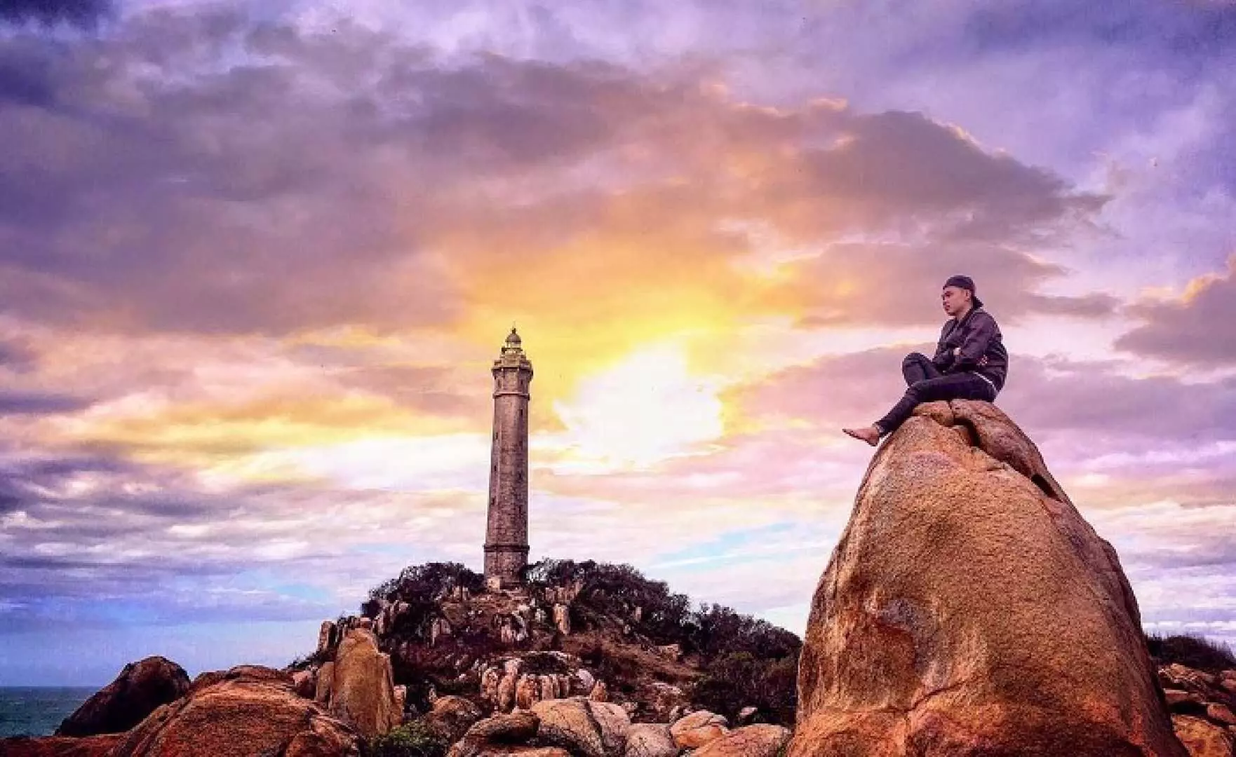 To the lighthouse, you can experience climbing 183 steps to reach the highest point of the lighthouse. From this position you can zoom out to see the sea or look to the mainland. This is the ideal destination for you to snap photos to "save" the best moments.