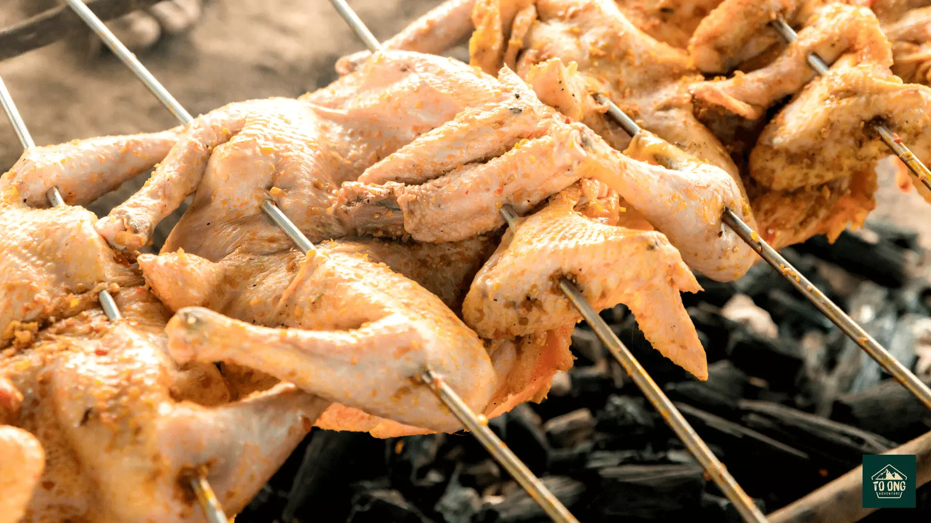 Đến điểm cắm trại, lên lửa và chuẩn bị cho một đêm BBQ ấm cúng.