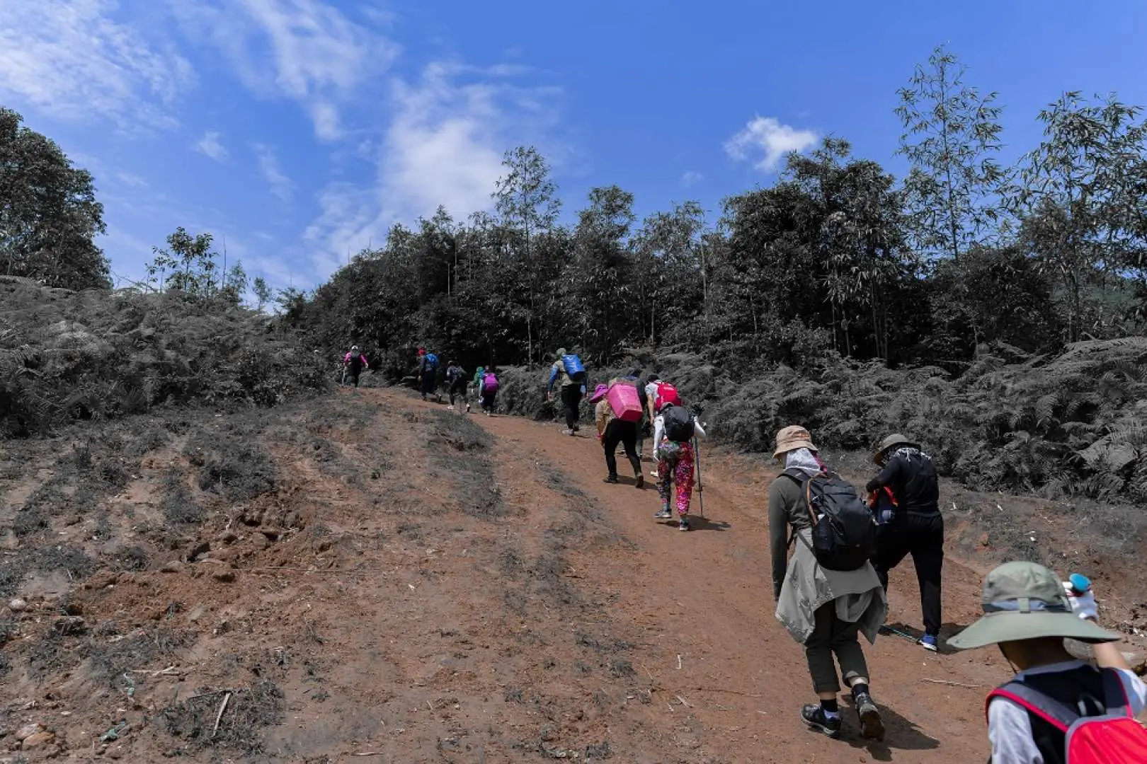 Tới điểm trekking. Bắt đầu chinh phục Bạch Mộc.