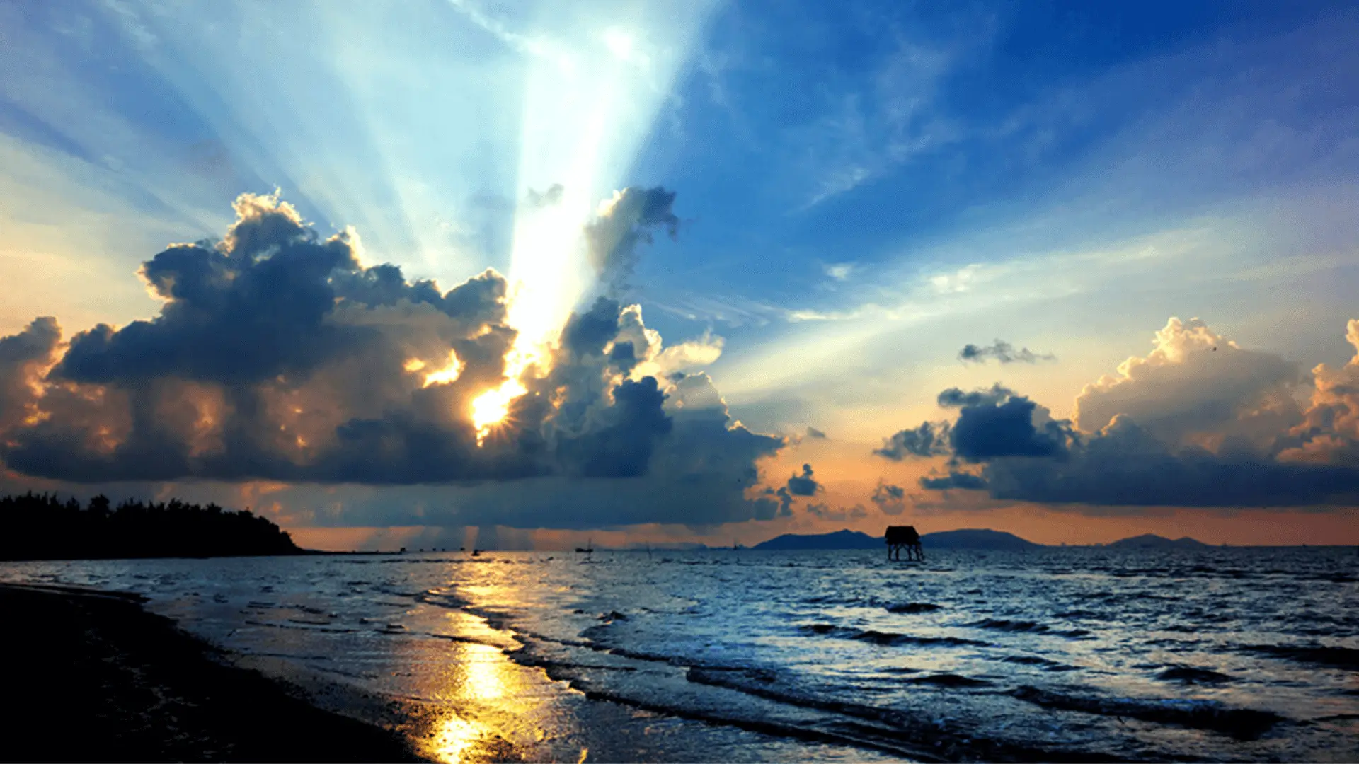 Enjoy free time at Gio Long beach. You can take wonderful photos with breathtaking wild and primitive scenic beauty here. In addition, you can also take the health therapies provided by CCC traditional medicine center.